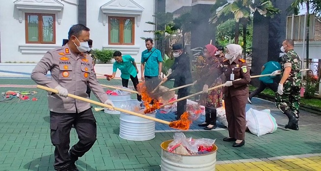 Kejari Sukoharjo Musnahkan Setengah Kilogram Sabu dan Seribu Pil Sapi