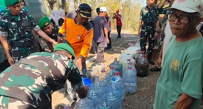 Puskesmas Sukoharjo dan YONIF TP 449/Satrio Honggopati Salurkan Bantuan Air Bersih