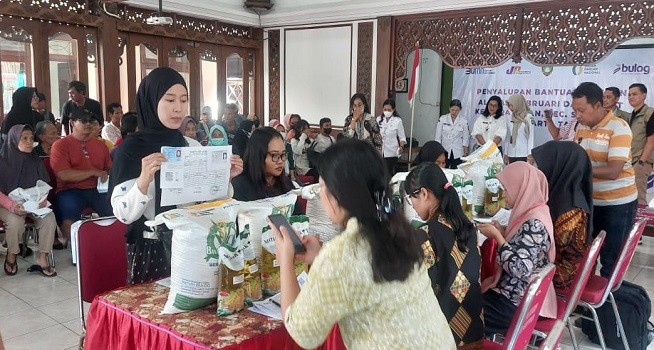 Jelang Lebaran, BULOG Surakarta Salurkan Bantuan Pangan Beras dan Minyakita