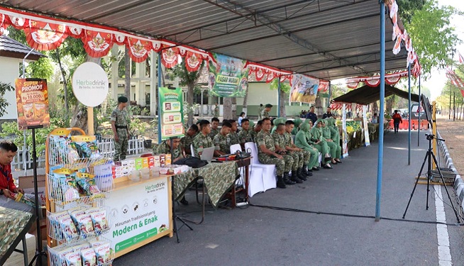 HUT ke-81 TNI, Brigif 6/Tsb Gelar Pasar Murah, Makan Gratis dan Pembagian Bibit Sambut 