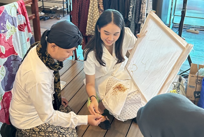 Hari Batik, Azana Boutique Hotel Solo Gelar Wellness and Art 