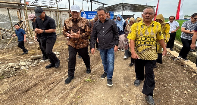 Menteri Kelautan dan Perikanan Serahkan Bantuan Budidaya Ikan Bioflok di Boyolali