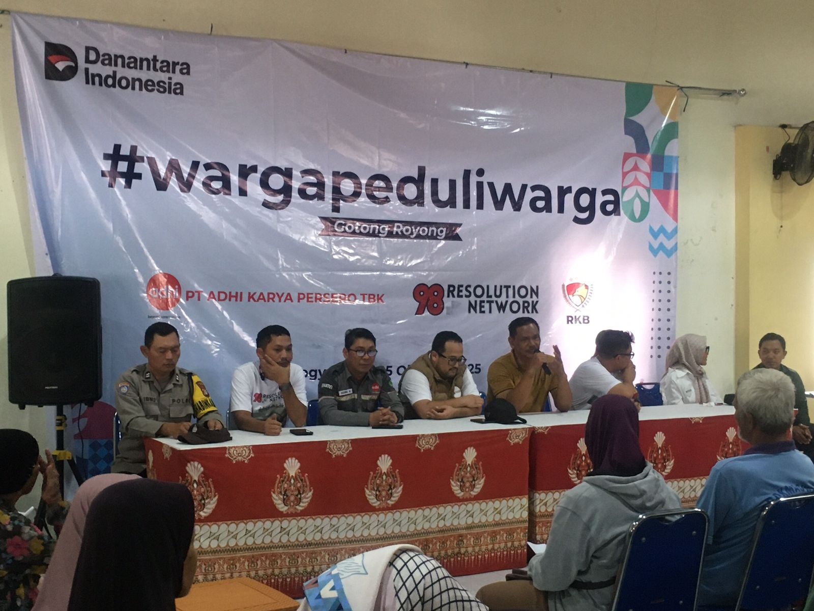 98 Resolution Network Bagikan Ribuan Paket Sembako ke Warga dan Ojol