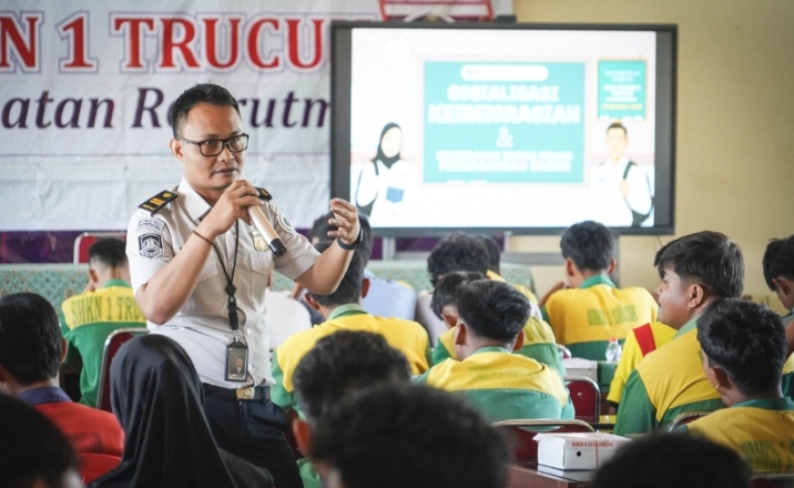 Perkuat Desa Binaan Imigrasi, Imigrasi Surakarta Edukasi 130 Pelajar SMK Negeri 1 Trucuk tentang Bahaya TPPO