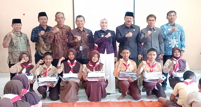 Pemkab Boyolali Salurkan Seragam dan LKS Gratis bagi Siswa SD-SMP, Anggaran Capai Rp10,7 Miliar