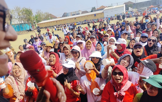 Dukung Produk Lokal, 1.500 Warga Gentan Minum Es Teh  