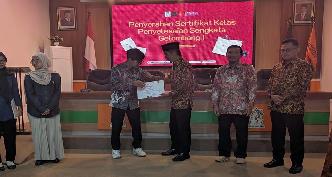 Tutup Program Bawaslu Mengajar, Bawaslu Sukoharjo Serahkan Sertifikat ke UIN RM Said Surakarta