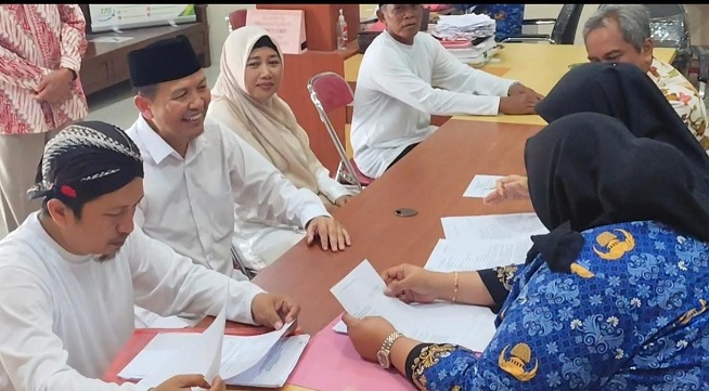 Simbol Kesederhanaan di Pilkades Gentan: Samrodin Pilih Jalan Kaki dan Aksi Berbagi Tahu Saat Mendaftar