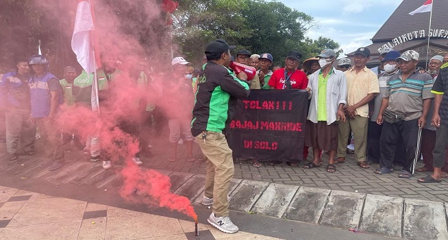 Pendapatan Turun 60%, Ojol Geruduk Balai Kota Solo Tuntut Larangan Operasional Bajaj