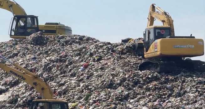 6 Alat Berat Beroperasi, Antrean Truk di TPA Putri Cempo Terurai