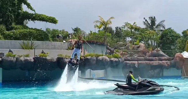 Wahana Flyboard Jadi Daya Tarik Wisata di Dusun Semilir