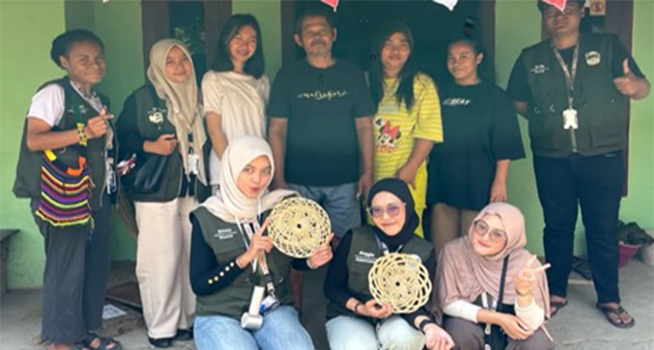 Dari Lidi Kelapa Menjadi Kerajinan Bernilai, Mahasiswa KKN Universitas Ngudi Waluyo Mengenal Rogo Rege di Desa Plumutan