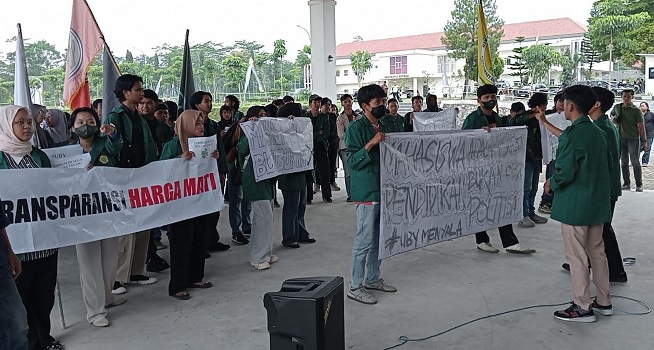 Pelantikan Rektor UBY Diwarnai Aksi Demo Mahasiswa