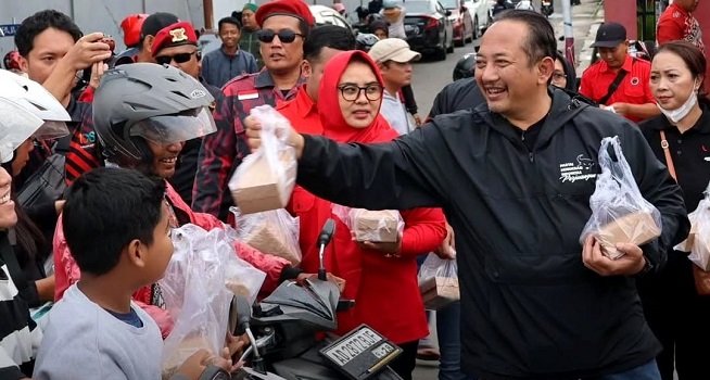 PDIP Karanganyar dan Komunitas Motor Bagikan Ribuan Takjil