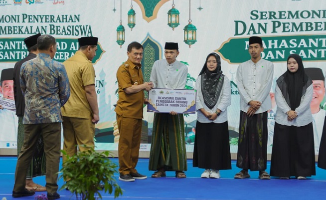 Salurkan Beasiswa 424 Mahasantri dan 58 Santri Penggerak, Ahmad Luthfi: Garda Terdepan Jaga NKRI dari Degradasi Moral Generasi Muda 