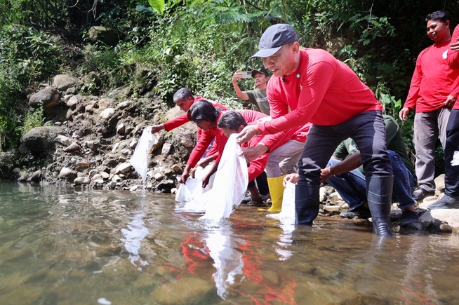 Tanam Pohon dan Tebar Benih Ikan di Karangpandan, Ini Pesan Sumanto! 