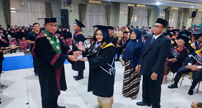 Kukuhkan 55 Wisudawan, UMUKA Komitmen Cetak Lulusan Berdaya Saing