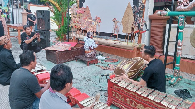 Ngabuburit Unik di Boyolali, Polisi dan Seniman Gelar Wayang Kulit di Pinggir Jalan