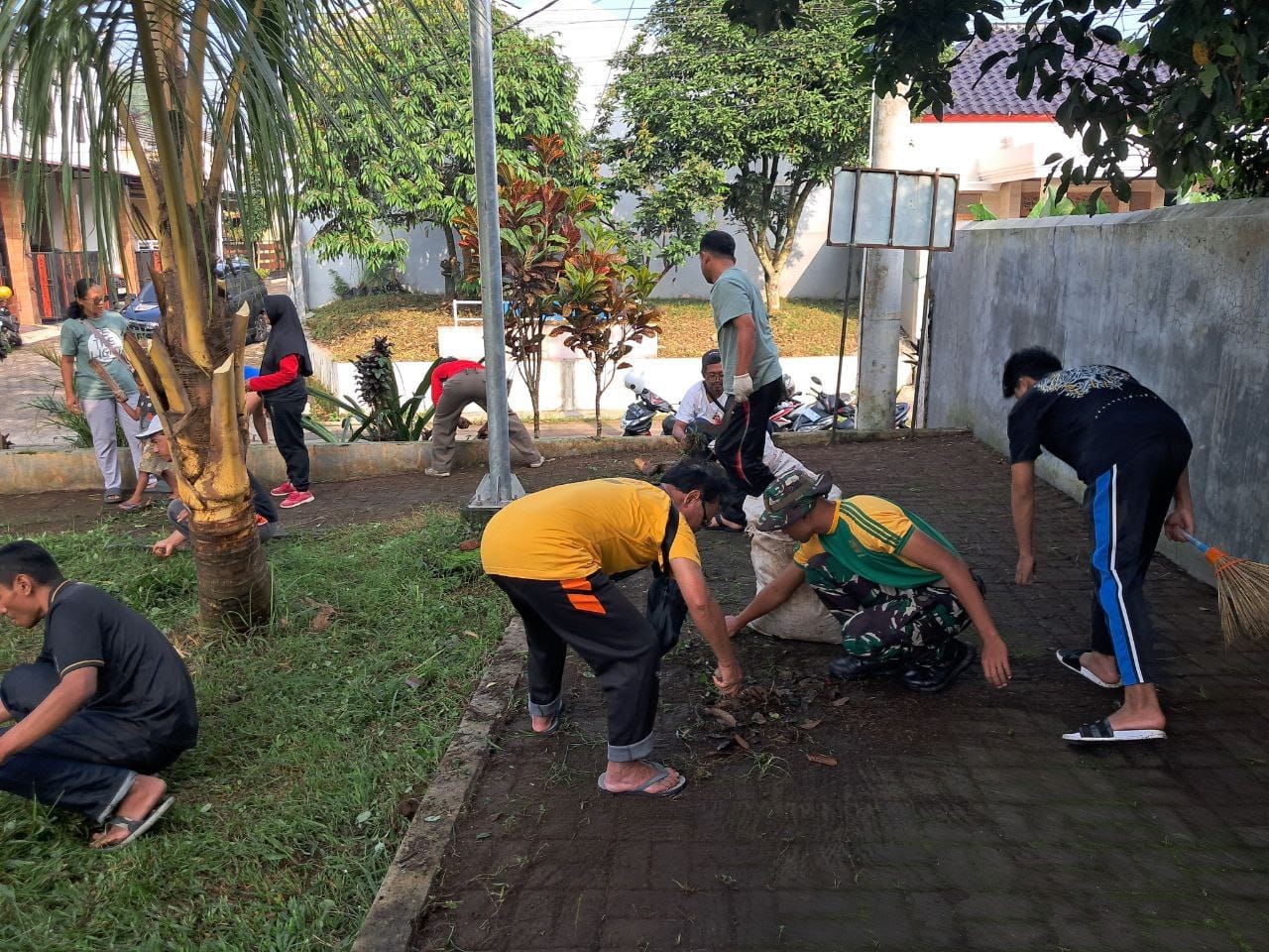 Yonif 411 Pandawa dan Warga Bersihkan Taman Bengkok Salatiga