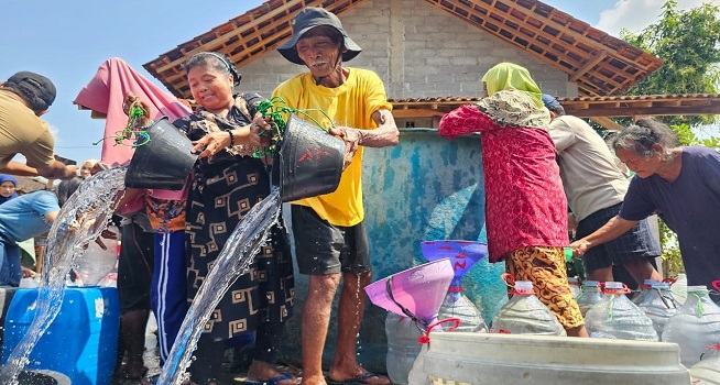 Peduli Kekeringan di Sukoharjo, Favehotel Solo Bersama TNI dan Komunitas Salurkan Air Bersih untuk Warga