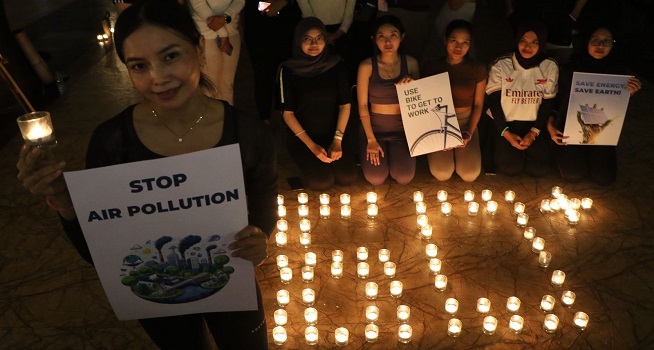 Mercure Solo Ajak Hemat Energi di Momen Earth Hour lewat Glow in the Dark Yoga