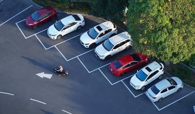 Tips Merawat Mobil Saat Parkir di Bawah Terik Matahari, Cegah Cat Kusam hingga Kabin Panas