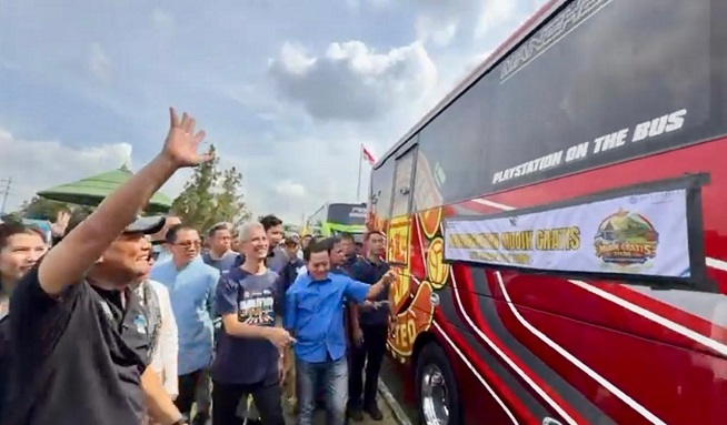 Lepas Pemudik Dari Jakarta, Gubernur Jateng Kaget Lihat Bus Berlogo Manchester United