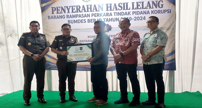 Kejari Karanganyar Kembalikan Uang Rp370 Juta Hasil Lelang Korupsi BUMDes Berjo Ngargoyoso