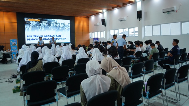 Imigrasi Surakarta Goes to School di SMA Unggulan Rushd Sragen, Tingkatkan Literasi Keimigrasian dan Cegah TPPO Sejak Dini