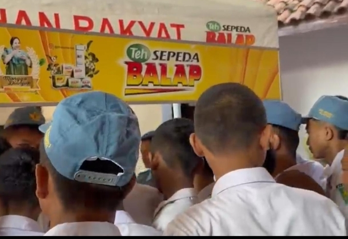 Segarnya Kepedulian: Seribu Cup Es Teh Gratis "Dinginkan" SMK Negeri Plupuh di Hari Kartini