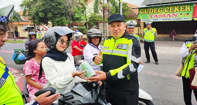 Polres Karanganyar Sosialisasi Operasi Zebra Candi 2025, Bagikan Pamflet dan Suvenir 