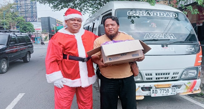 Natal, Relawan Gereja di Boyolali Berbagi Sembako untuk Sopir Angkot 
