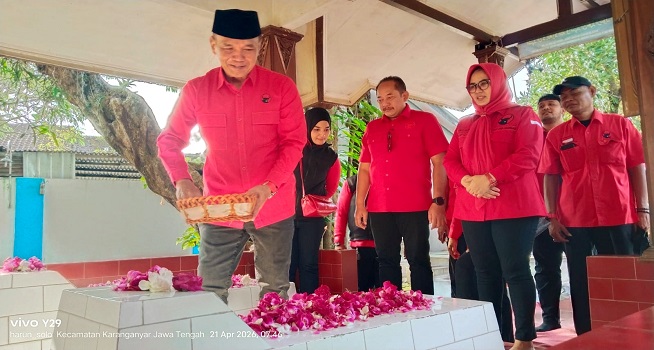 Pengurus PDI Perjuangan Ziarah ke Makam Nyi Ageng Karang, Refleksikan Semangat Kartini