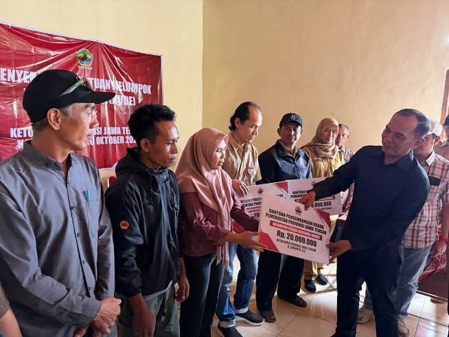 Salurkan Modal Usaha di Karanganyar, Sumanto Ajak Warga Kembangkan Potensi Ayam Kampung