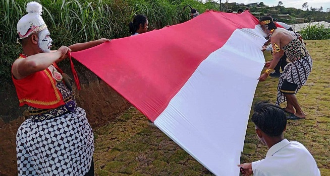 HUT RI Punokawan Arak Bendera Jumbo di Lereng Merbabu