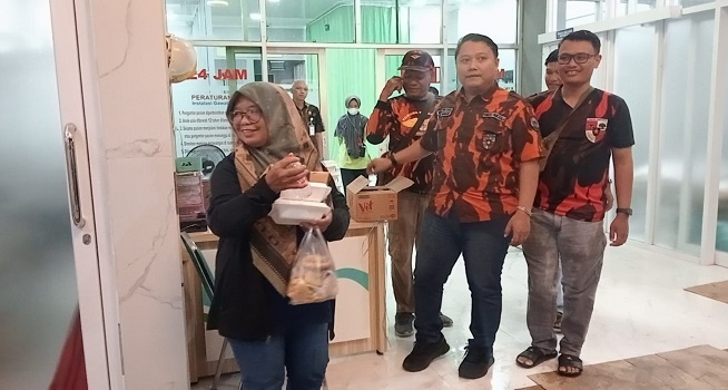 Ormas PP Militan Garage Boyolali Bagikan 300 Takjil dan Sembako di RS Banyu Bening