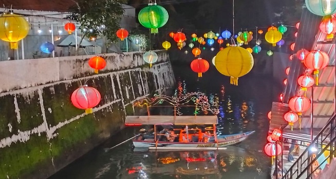 Menikmati Indahnya Malam di Solo, Ada Sensasi Naik Perahu Bertabur Cahaya Lampion