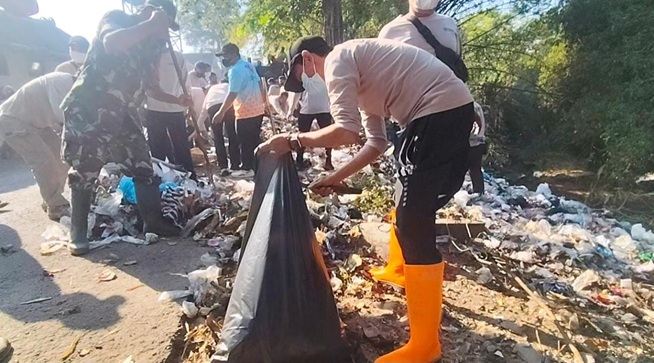 Pasar Gawok Sukoharjo Diserbu Warga dan TNI-Polri, Tumpukan Sampah Sungai Gandul Akhirnya Lenyap!