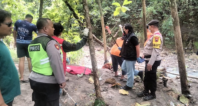 Mayat Pria Tanpa Busana Ditemukan Tersangkut di Sungai Sosogan Karanganyar