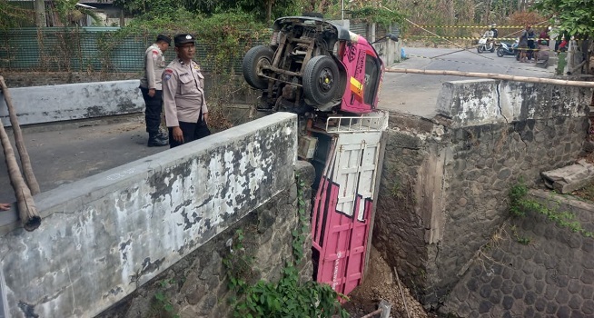 Jembatan Berusia 37 Tahun di Sukoharjo Ambruk Dilintasi Truk Pengangkut Tanah, Sopir Selamat