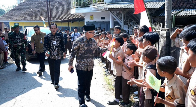 Kunjungi Kelompok Bermain Al Ikhlas 158, Garut, Wamendikdasmen Dorong Semua Anak Harus Sekolah