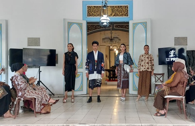 Ada yang Beda di Solo Batik Fashion Tahun Ini, Apa Itu? 