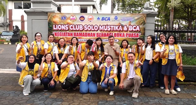 Lions Club Solo Mustika dan BCA Berbagi Menu Buka Puasa untuk Warga 