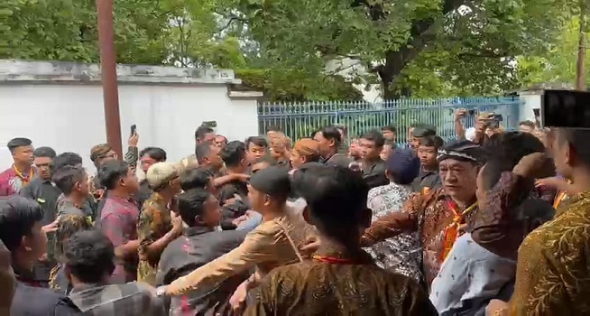 Pascageger saat Penyerahan SK Kemenbud, Keraton Solo Laporkan Cucu PB XIII atas Dugaan Pengeroyokan