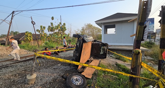 Mobil Tertemper KA Majapahit di Kalijambe Sragen, 2 Penumpang Selamat