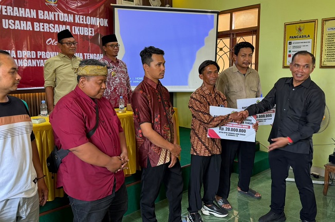 Salurkan Bantuan KUBE di Karanganyar, Sumanto Berharap Kesejahteraan Masyarakat Meningkat