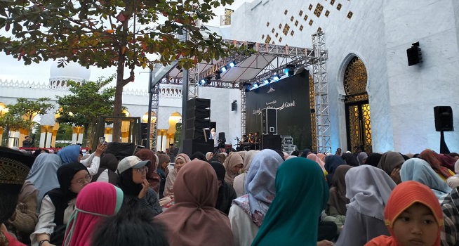 Buka Puasa di Masjid Sheikh Zayed Banjir Warga, Panitia Siapkan 7000 Porsi Menu