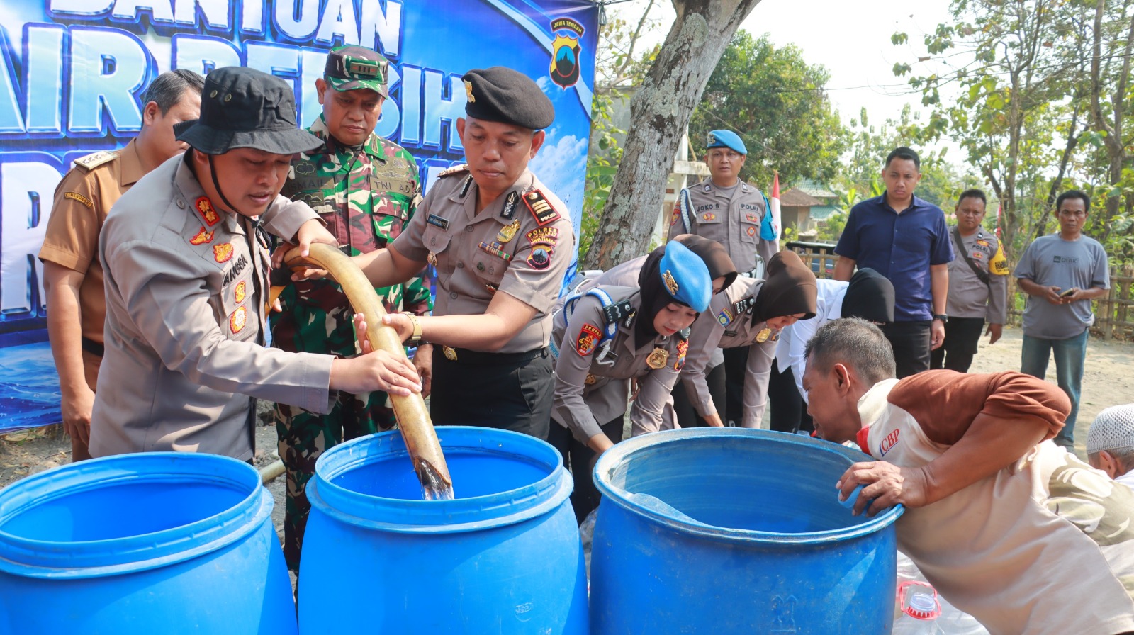 Kekeringan Melanda Bulu, Polres Sukoharjo Grojok 32 Ribu Liter Air Bersih untuk Warga