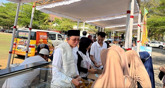 Pasar Murah Karanganyar Membeludak, Kadisdagperinaker Turun Tangan Melayani Pembeli