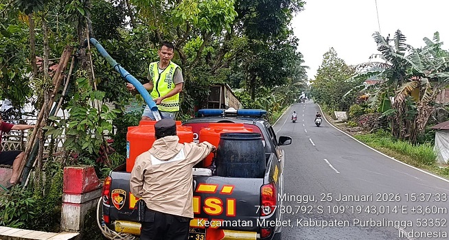 Pastikan Kebutuhan Warga Terpenuhi di Tengah Bencana, Polres Purbalingga Bagikan Air Bersih dan Dirikan Dapur Umum